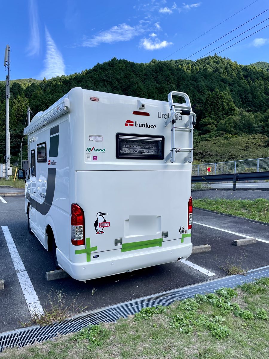 メンディングテープで応急処置したキャンピングカーのハッチ