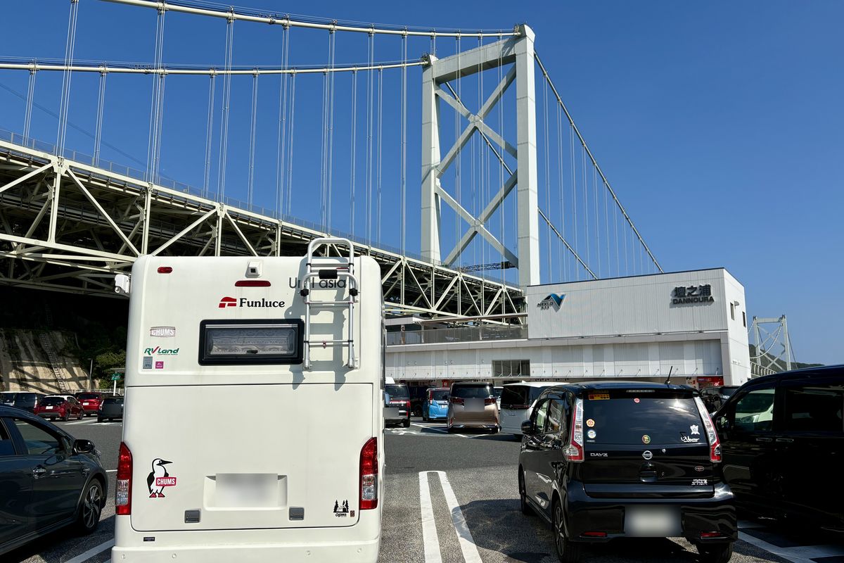 壇之浦PAに停めたキャンピングカーと関門橋