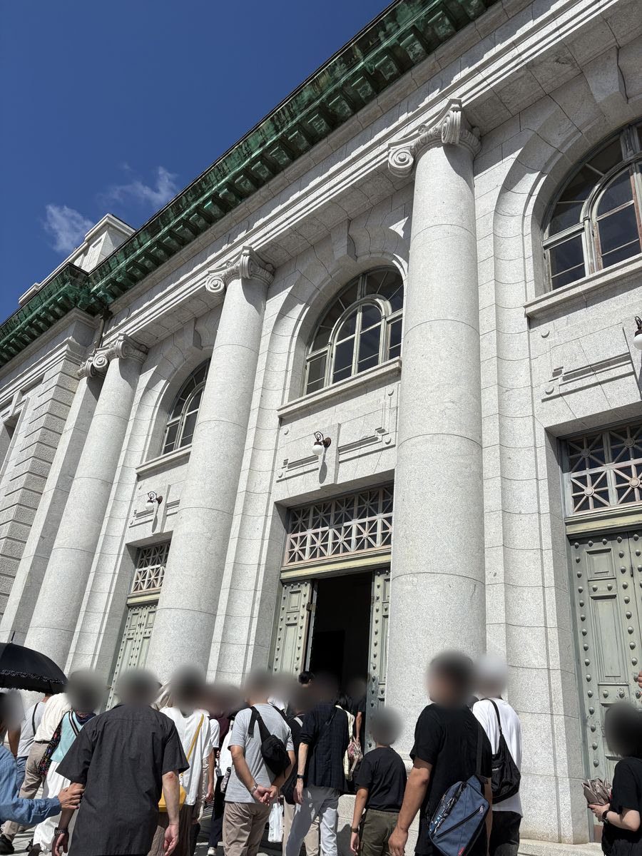 旧海軍兵学校の大講堂に入っていく見学者の列