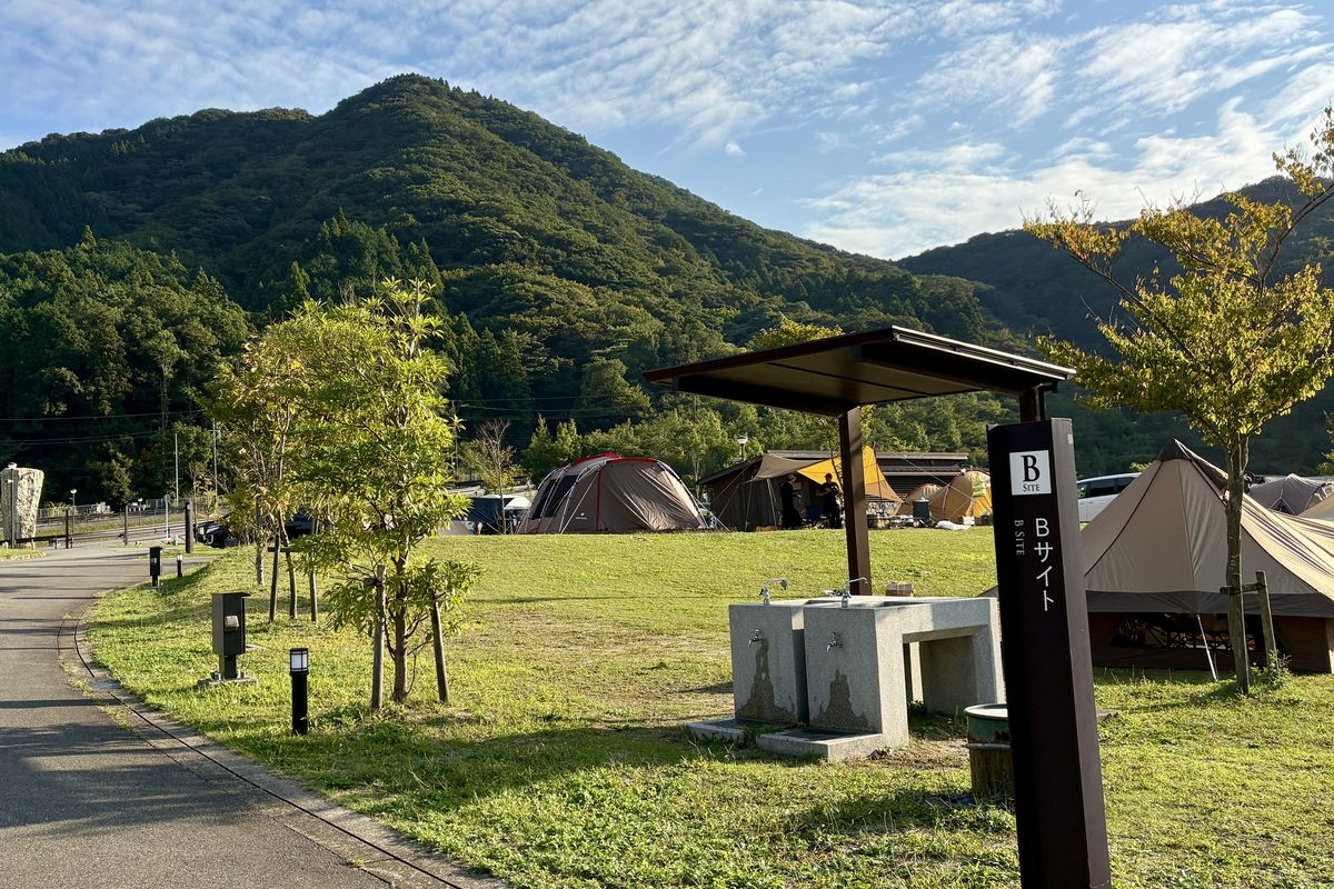 五ケ山ベースキャンプから見上げた秋の青空と山並み