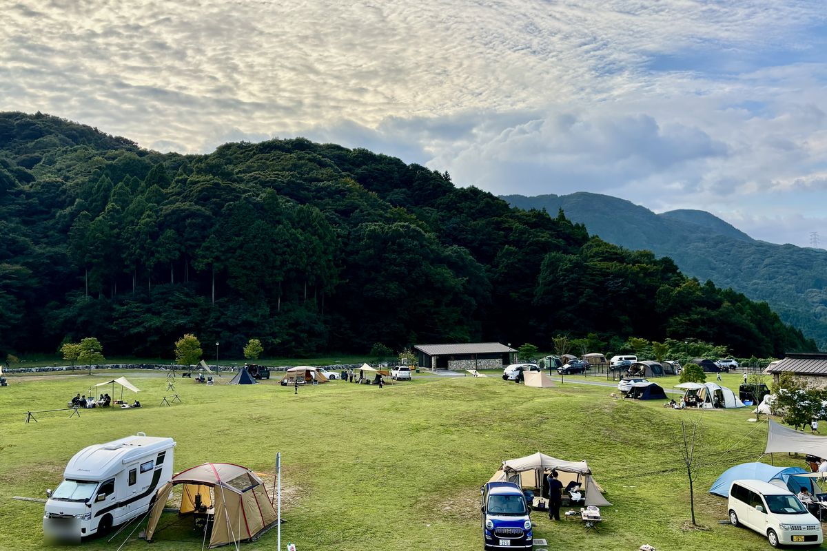 丘の上から見たモンベル五ケ山ベースキャンプの全景