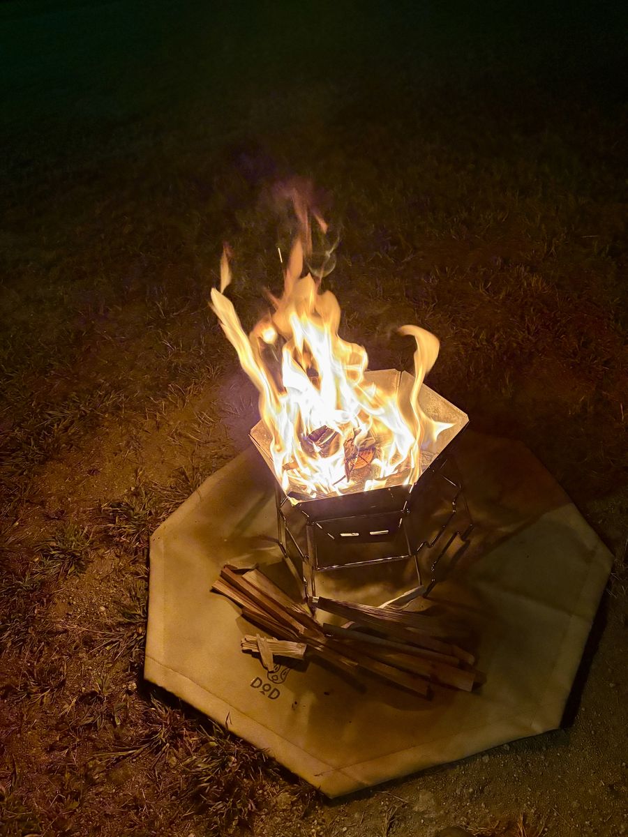 キャンプ場の夜の焚火