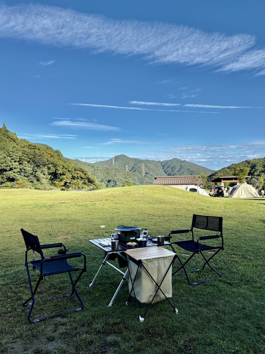 朝ごはんのテーブルから見たキャンプ場の景色