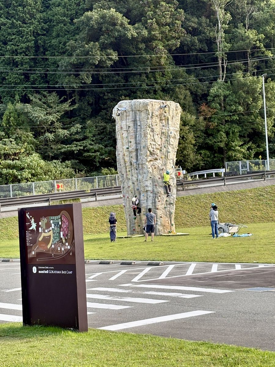 五ケ山ベースキャンプ入口のクライミングの塔に挑戦する子どもたち