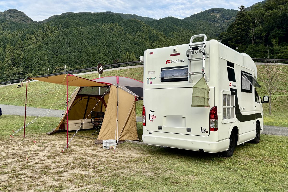五ケ山ベースキャンプのCサイトでテントの横にキャンピングカーを横づけ