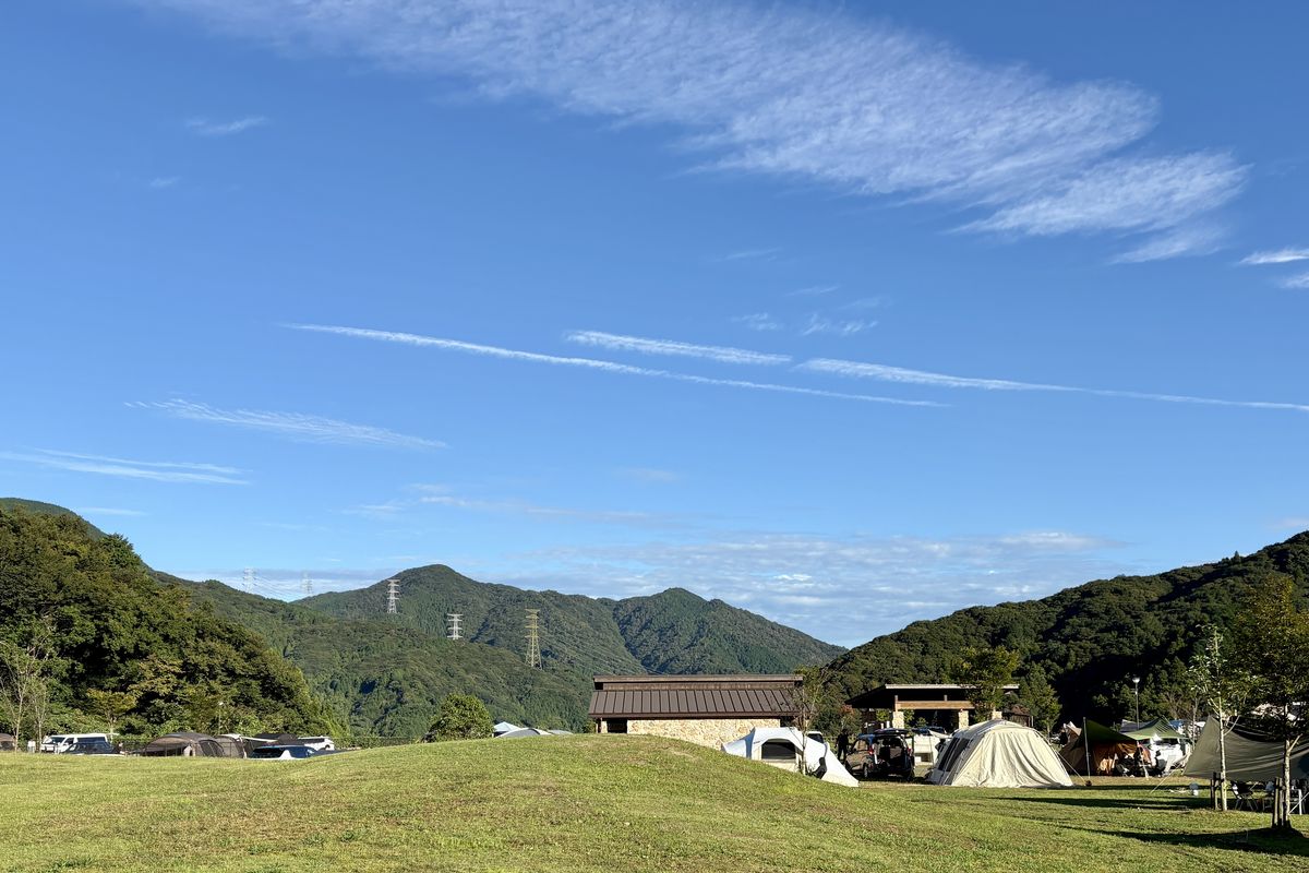 晴れた朝の五ケ山ベースキャンプ