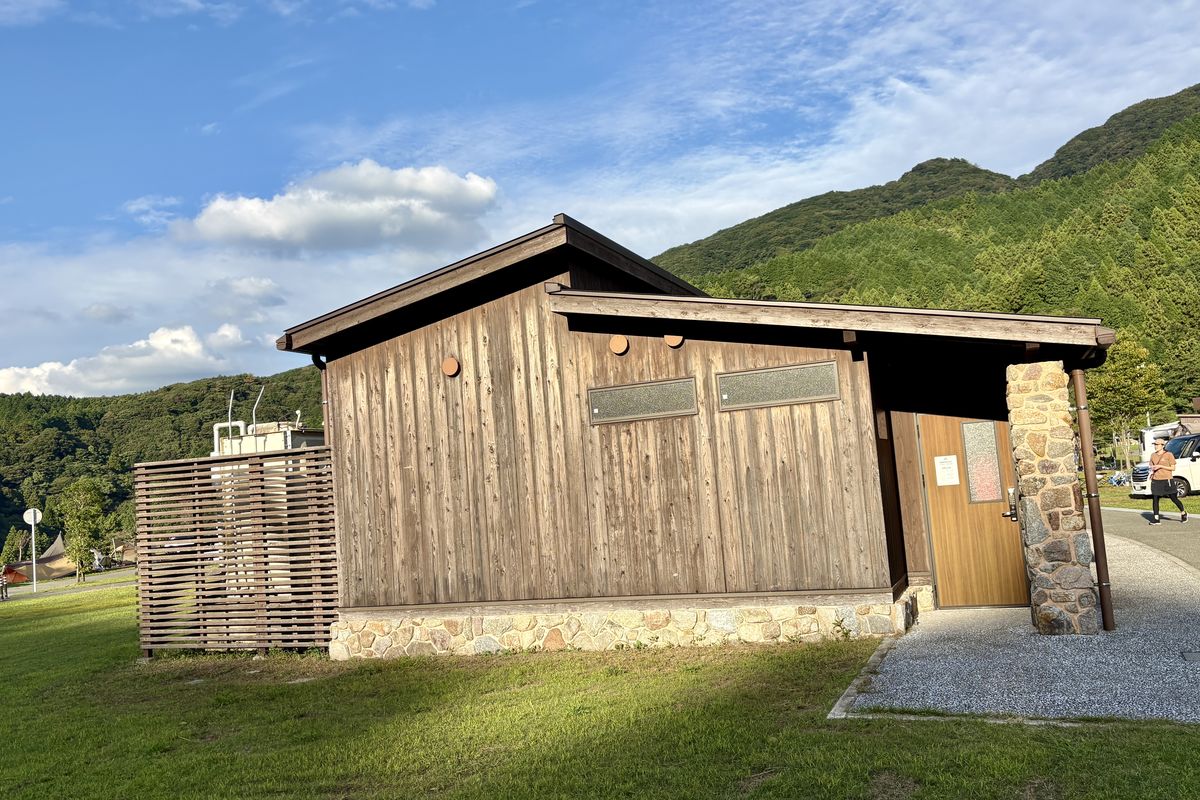 五ケ山ベースキャンプのシャワー棟