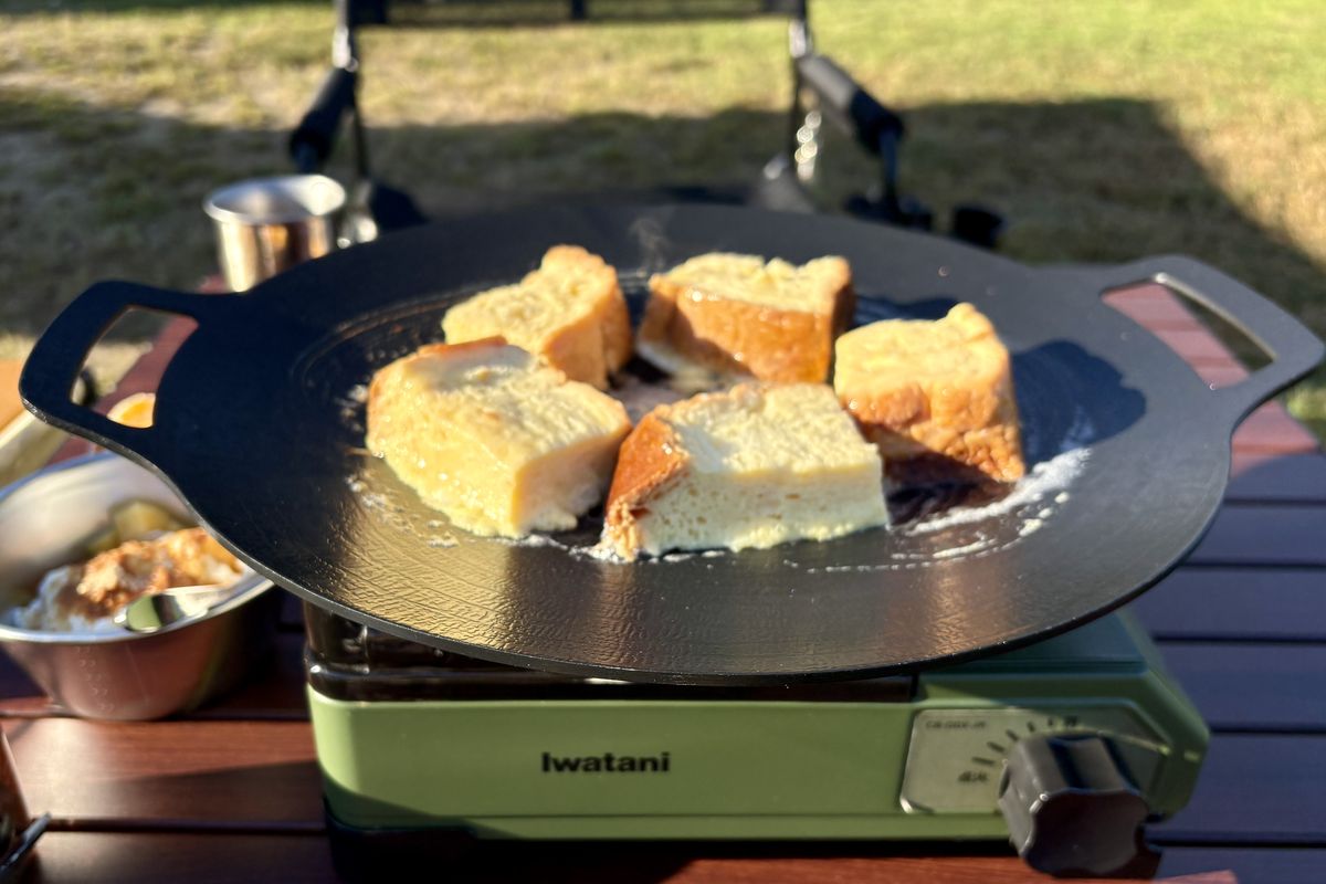 イワタニのカセットコンロでフレンチトーストを焼く