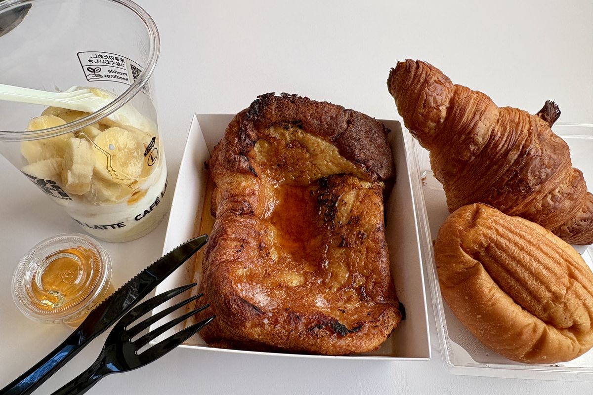 車中泊の朝ごはん。THE BAKERS LOAFのフレンチトーストとクロワッサン