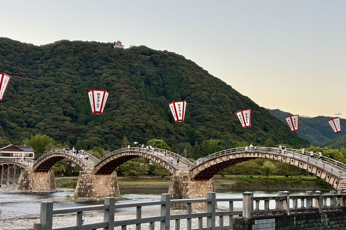 錦帯橋近くの広場に並ぶ提灯と山の上の岩国城