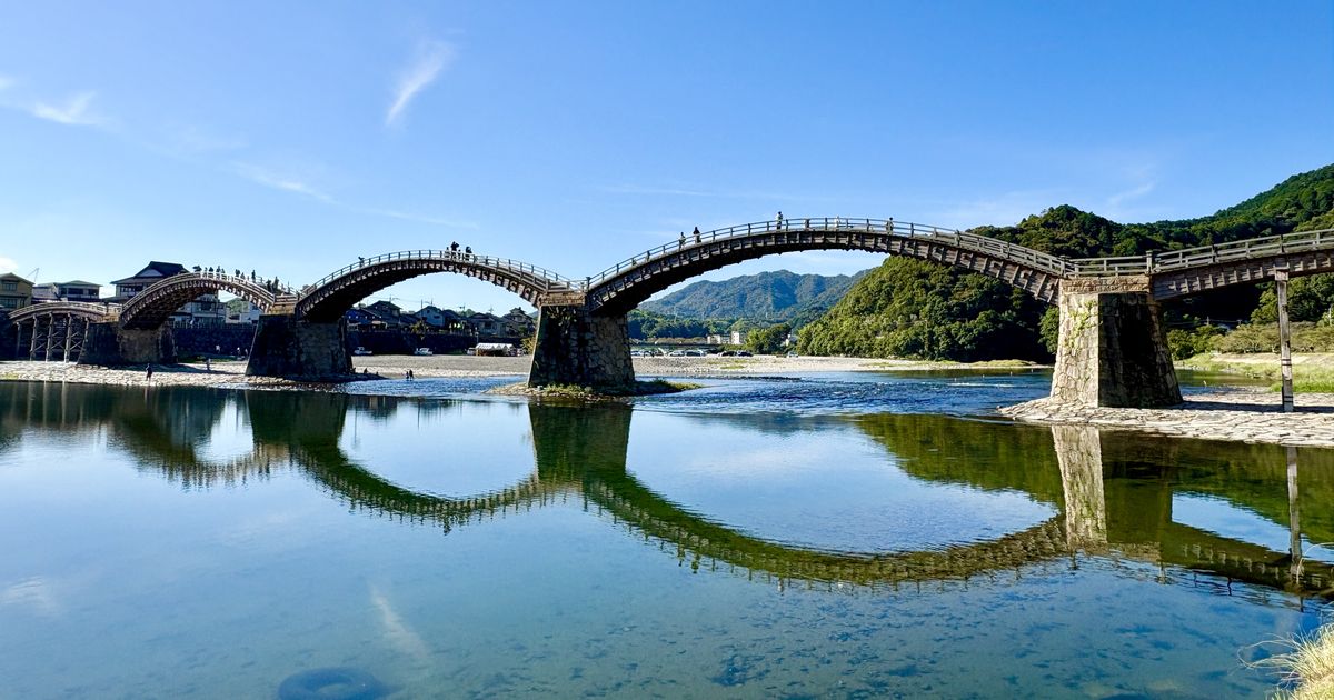 錦川の水面に映る錦帯橋のアーチ