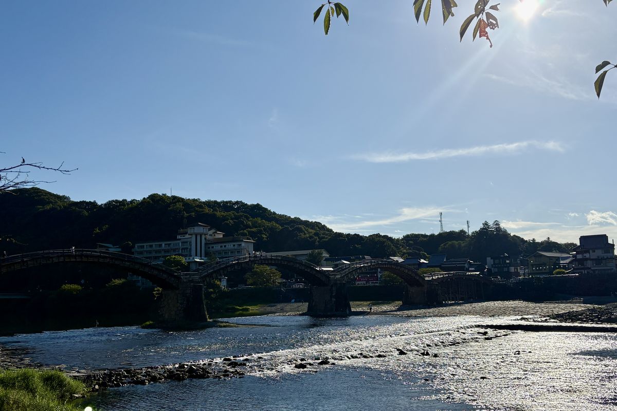 朝日を受けて川面がキラキラ光る錦帯橋