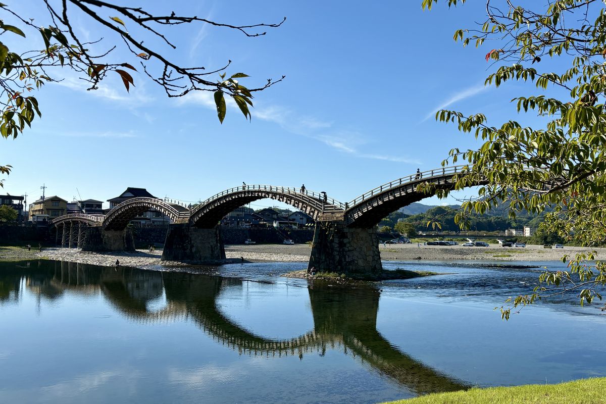 青空の下、錦川に映る午前の錦帯橋