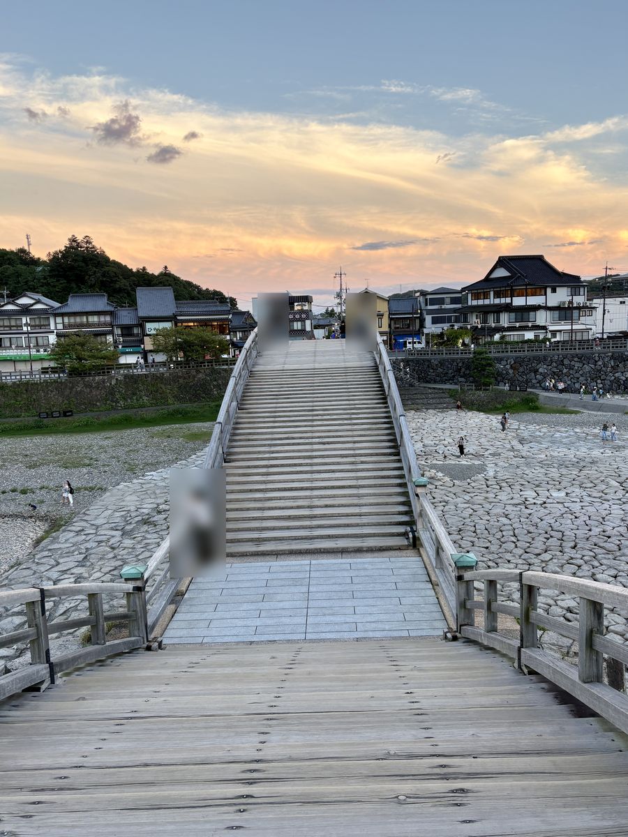 夕焼け空の下の錦帯橋の上