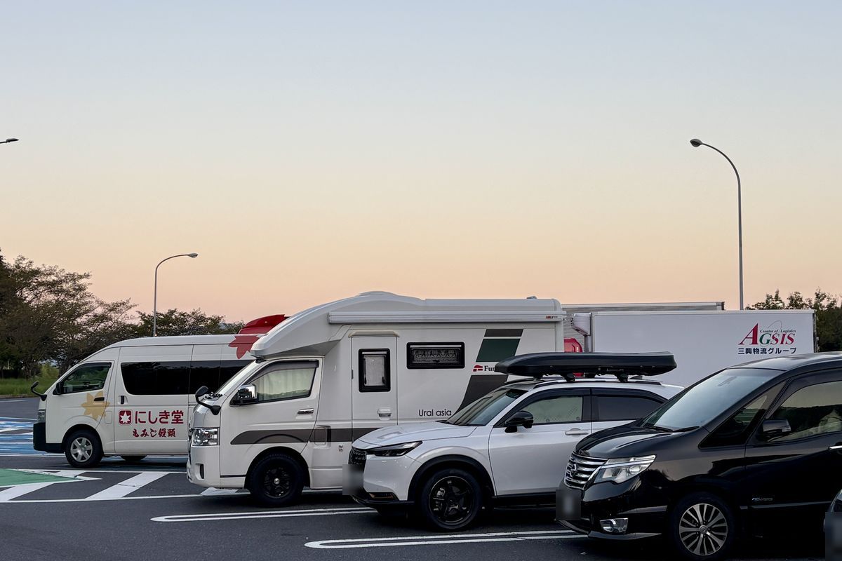 翌朝の玖波PAに停めたキャンピングカー