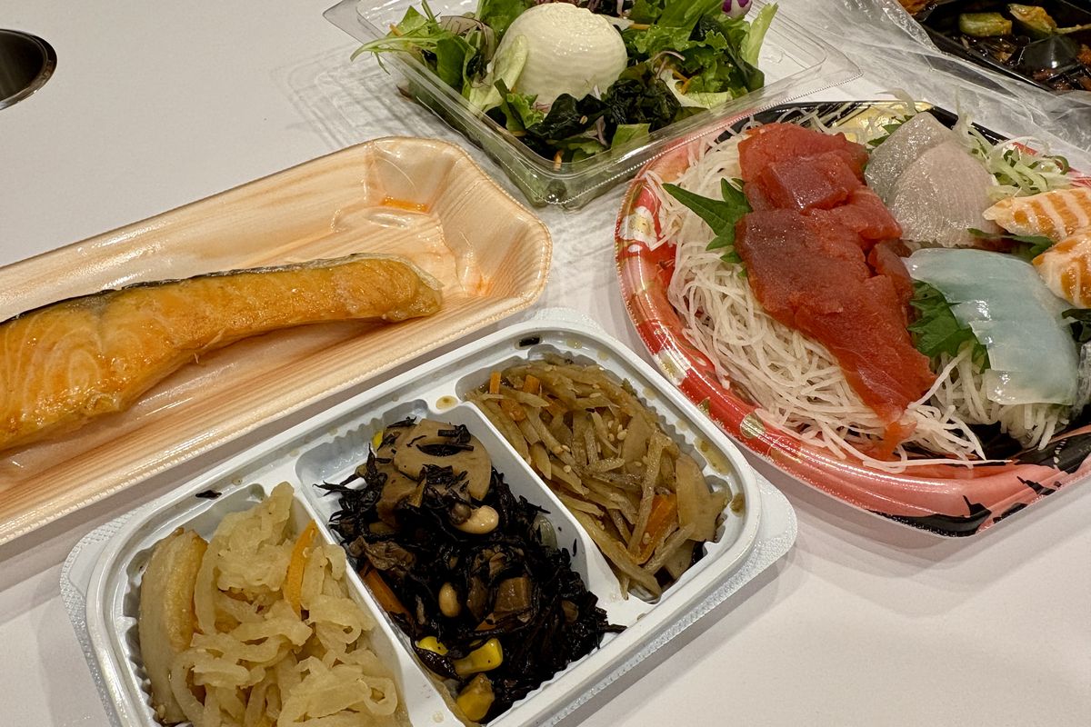 キャンピングカーの中で食べたお惣菜の夕飯