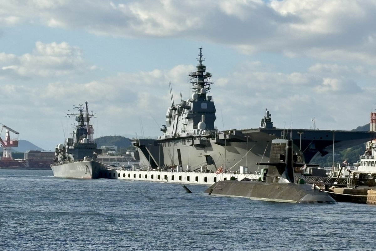 アレイからすこじまから見た護衛艦と潜水艦