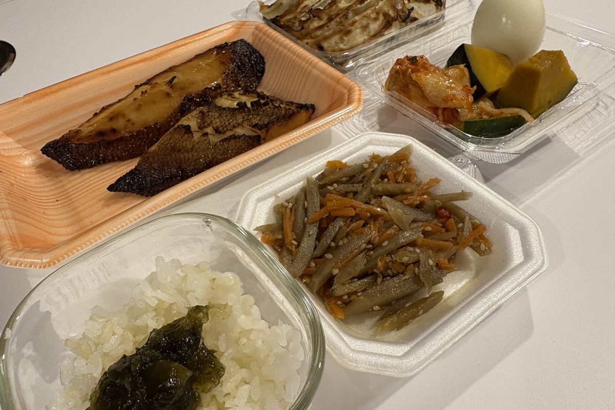スーパーのお惣菜でキャン太の夕飯