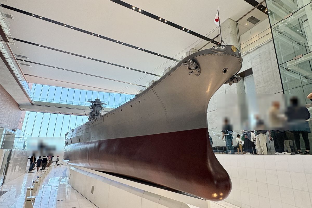 下から見上げた10分の1戦艦大和の艦首