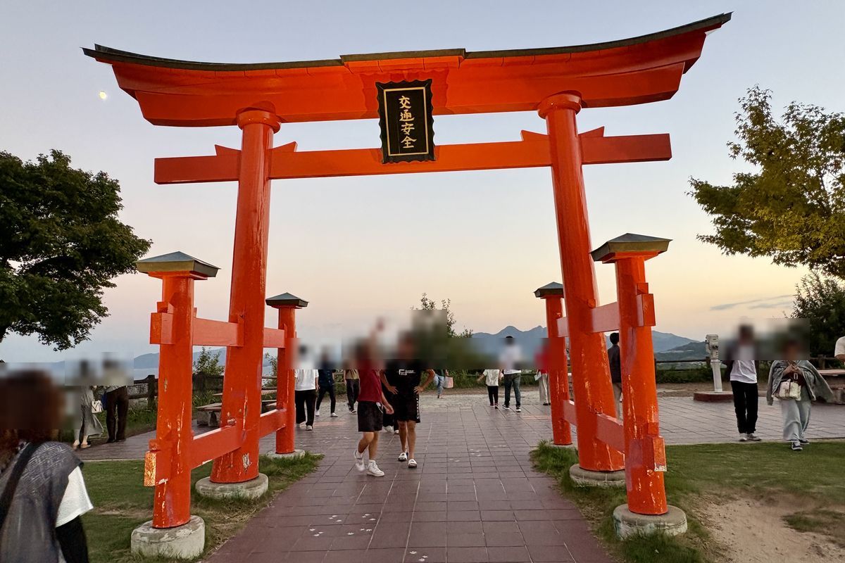 宮島SAの展望広場にある赤い鳥居